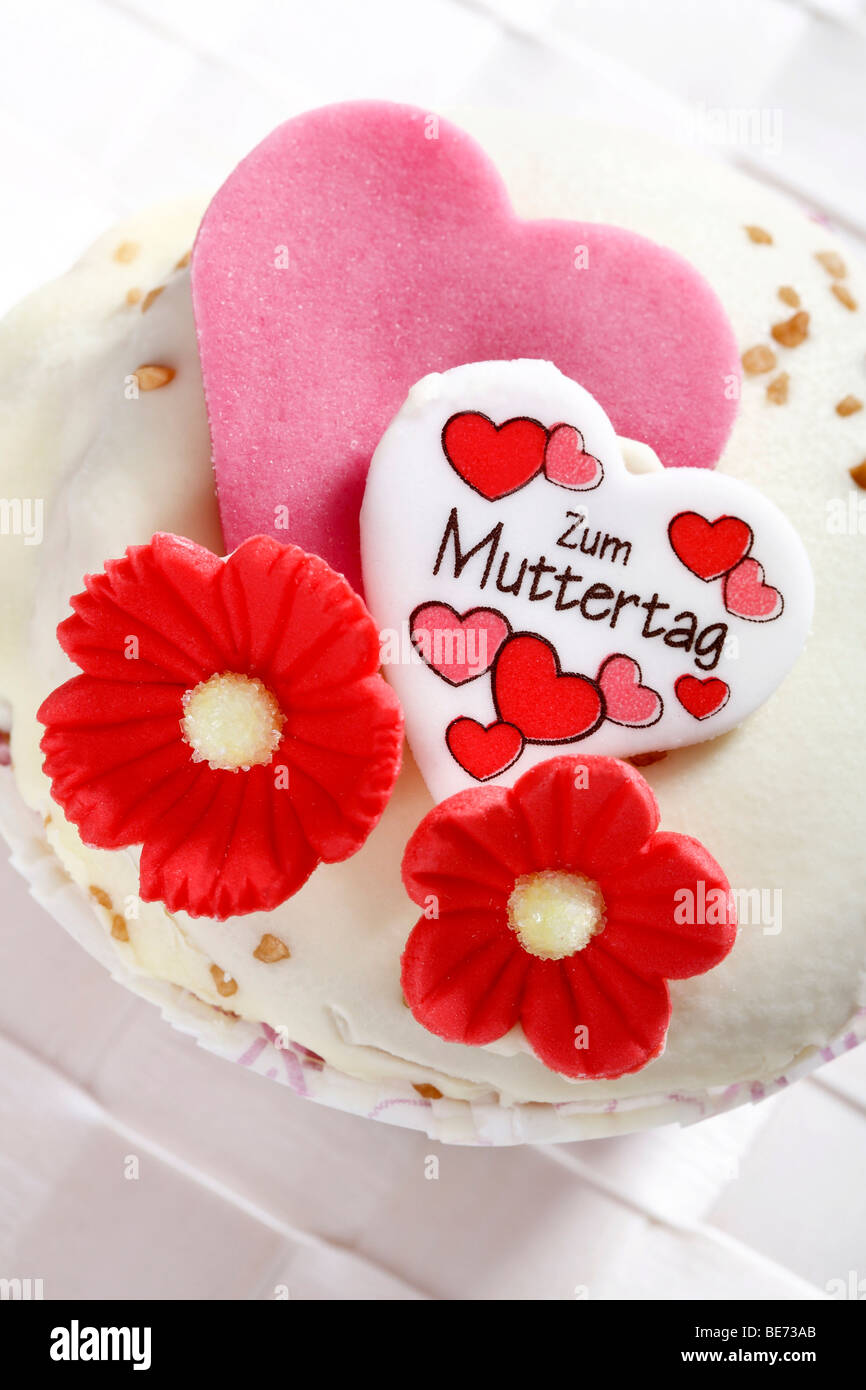 Muffin mit Herzen und "Zum Muttertag" in schriftlicher Form Stockfoto