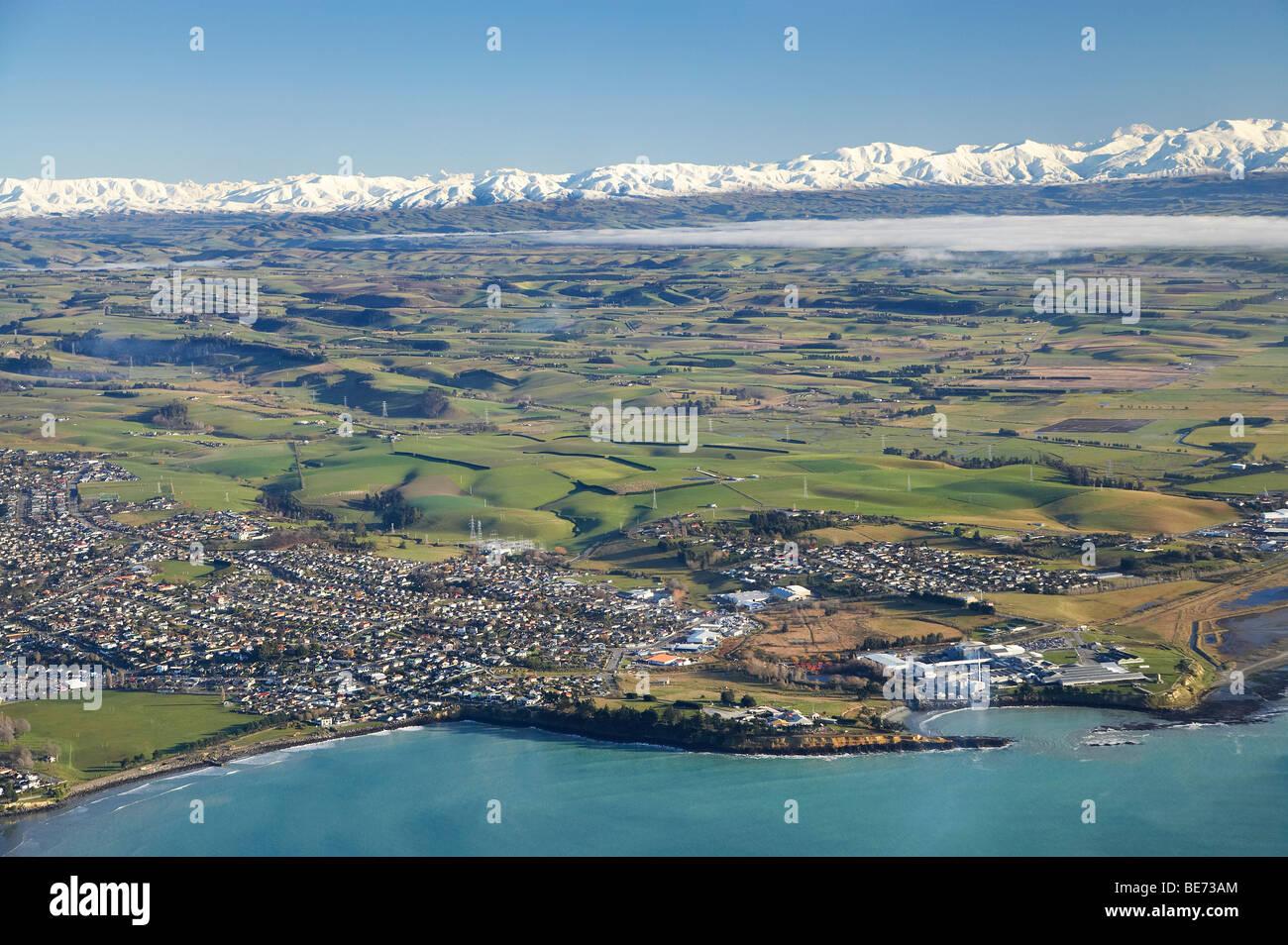 Smithfield Einfrieren Werke (rechts), Timaru und Schnee auf Südalpen, South Canterbury, Südinsel, Neuseeland - Antenne Stockfoto