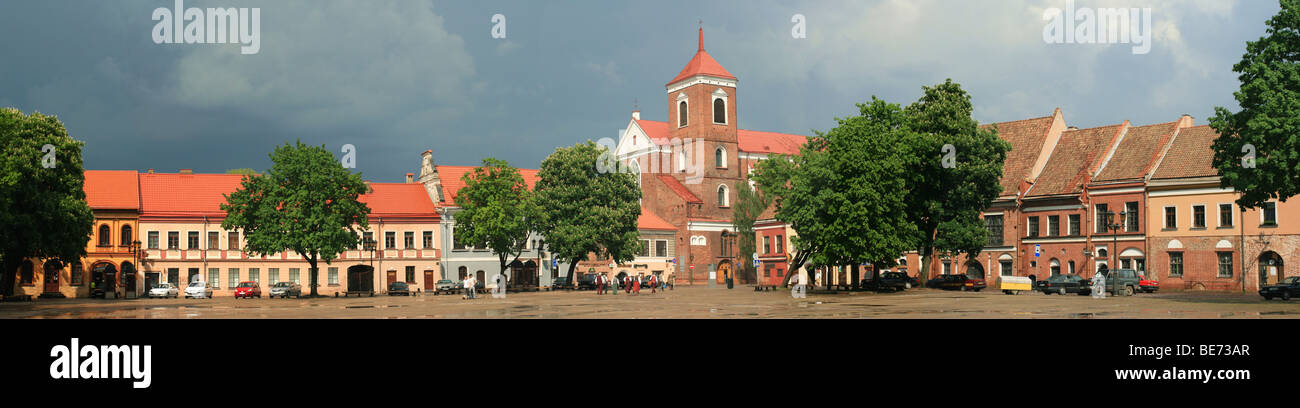 Von 15. und 16. Jahrhundert Kaufmannshäusern umgebene Rotuses Aikste Hauptplatz der Altstadt Kaunas. Stockfoto