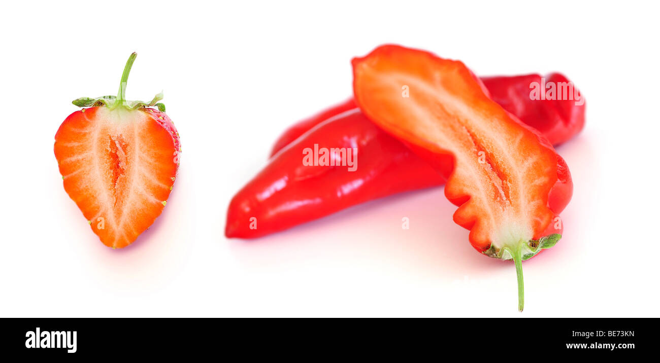 Paprika gefüllt mit Erdbeere, symbolisches Bild für Gentechnik Stockfoto