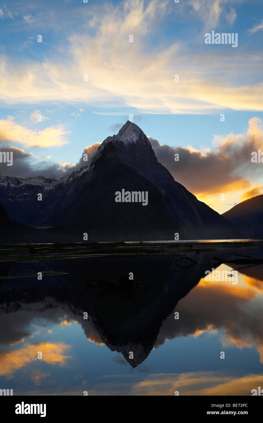 Sonnenuntergang, Mitre Peak, Milford Sound, Fiordland-Nationalpark, Südinsel, Neuseeland Stockfoto