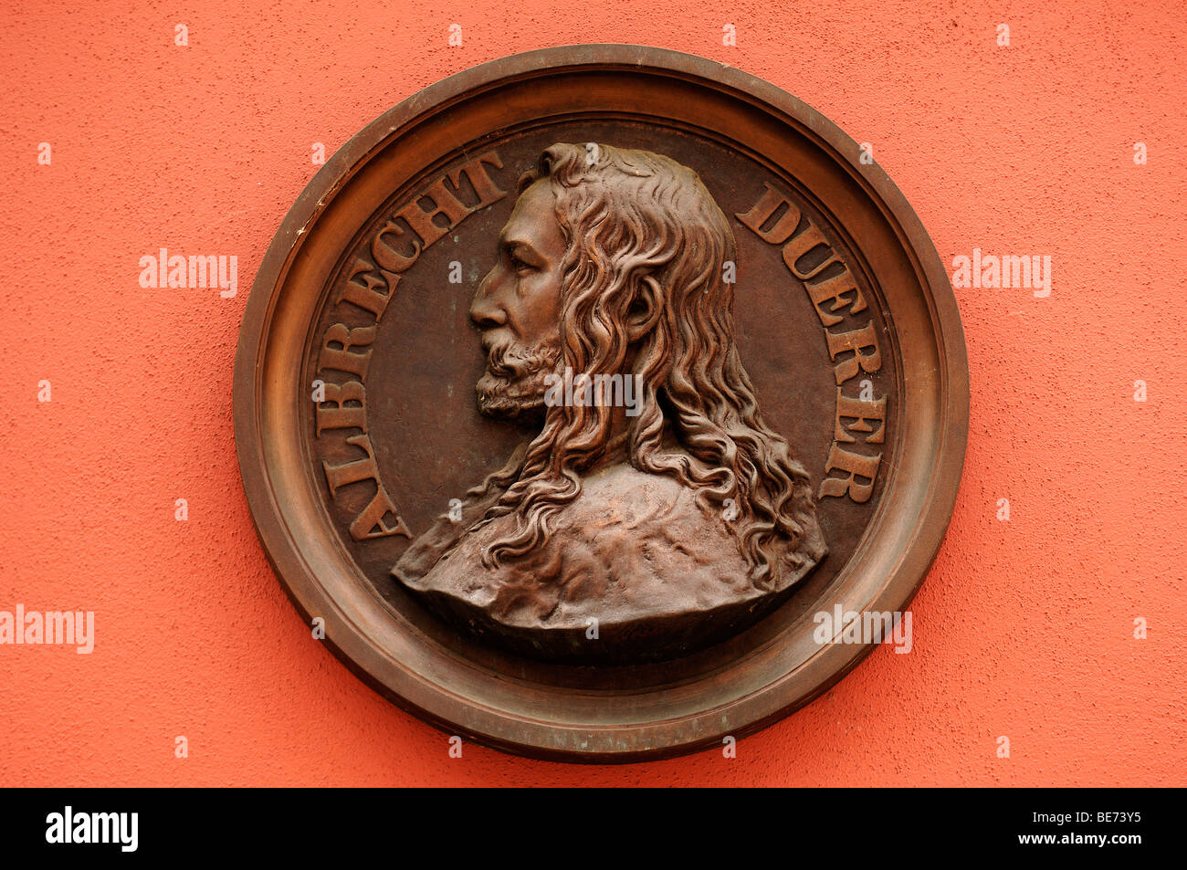 Plakette mit einem Porträt von Albrecht Duerer auf ein Haus Fassade, Nürnberg, Middle Franconia, Bayern, Deutschland, Europa Stockfoto