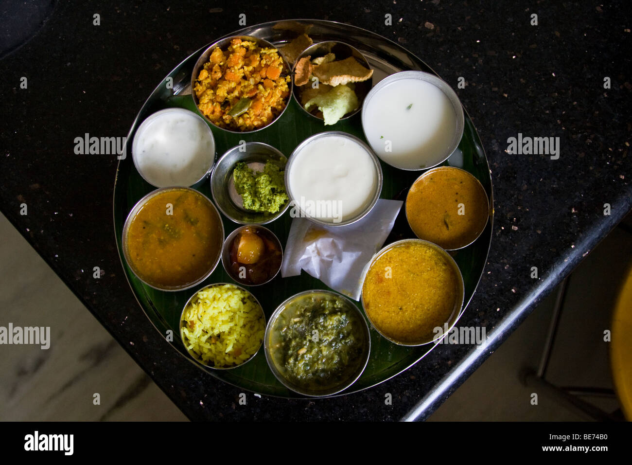 Thali typisch süd-indisches Essen in Vellore, Indien Stockfoto