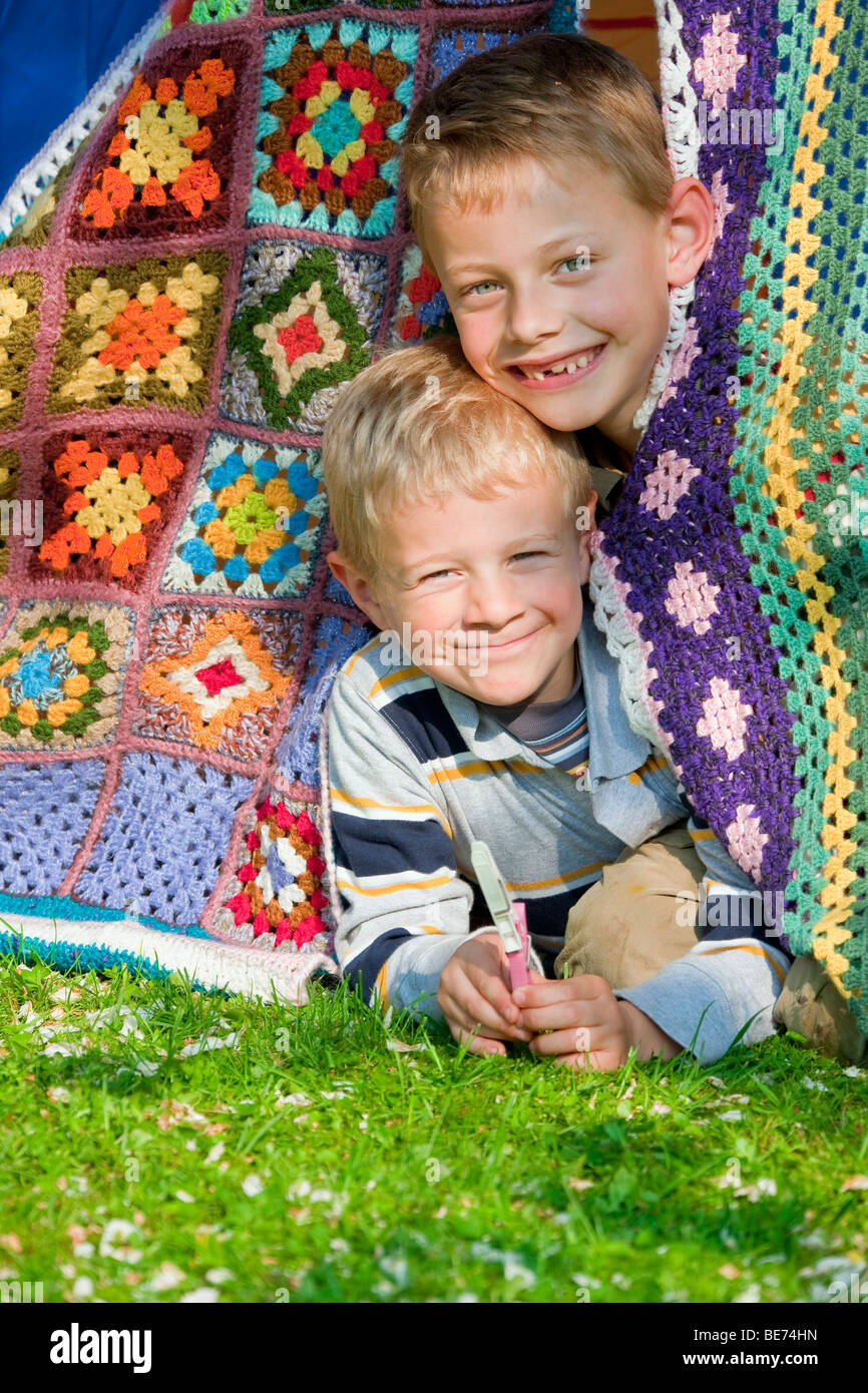 Zwei Jungs, 7 und 5, spähte aus ihrem Zelt Stockfoto