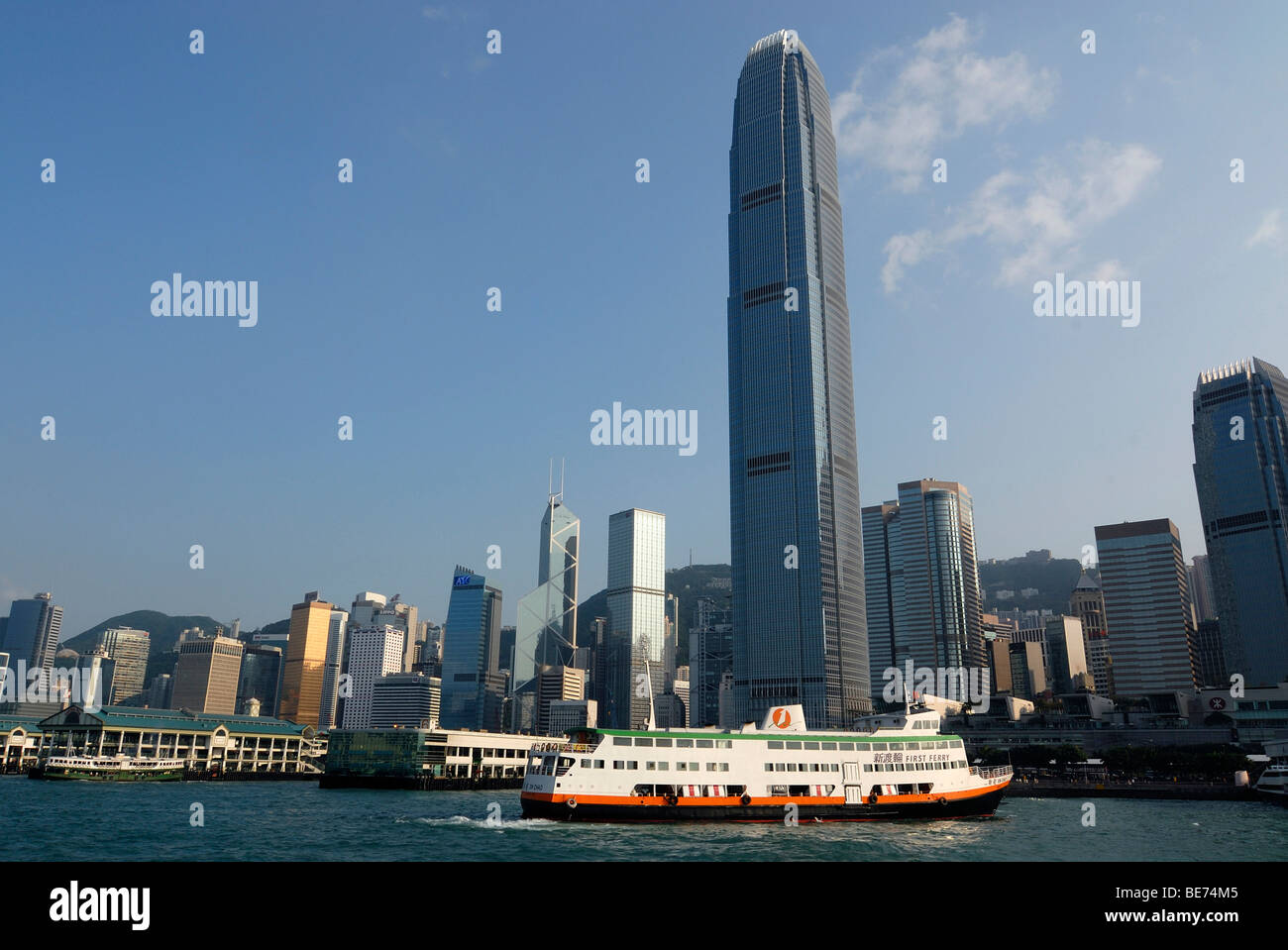 Fähre vor der Skyline von Hong Kong, Hong Kong, China, Zentralasien Stockfoto