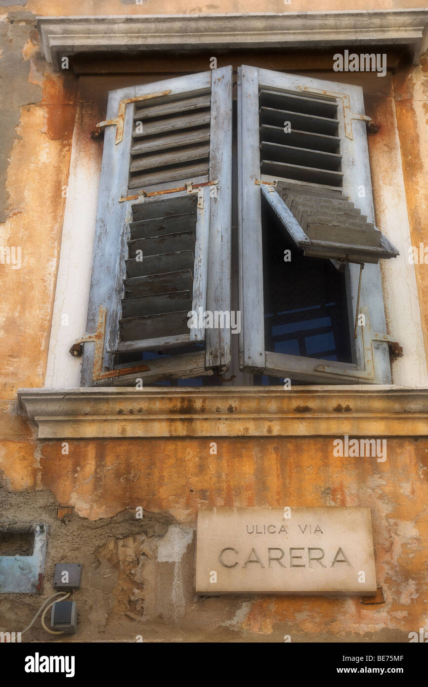 Alte Fenster in einem alten Haus in einer kroatischen Gasse Stockfoto