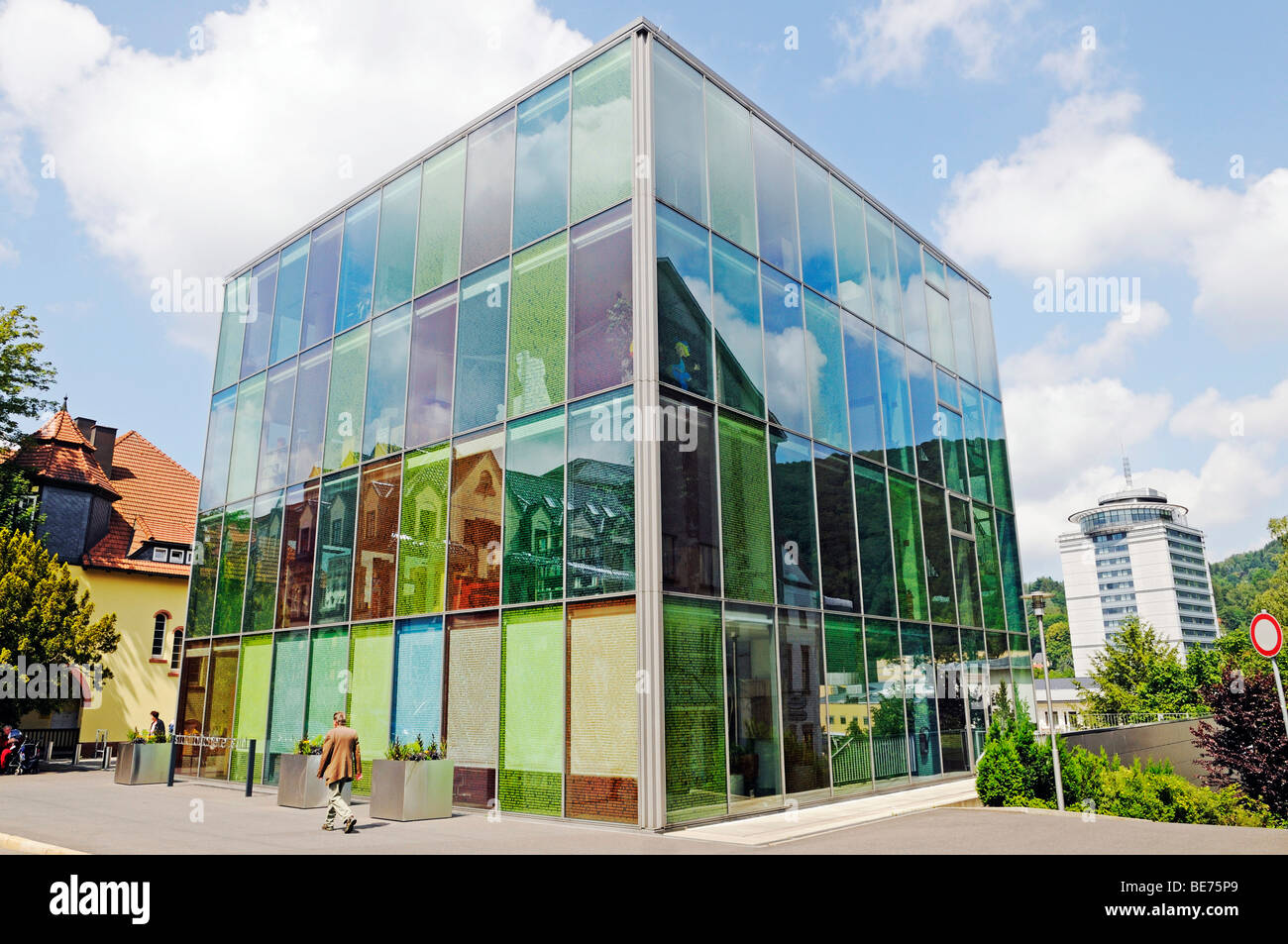 Moderne öffentliche Bibliothek mit Schriftzug auf dem Glas Fassade, Suhl, Thüringen, Deutschland, Europa Stockfoto