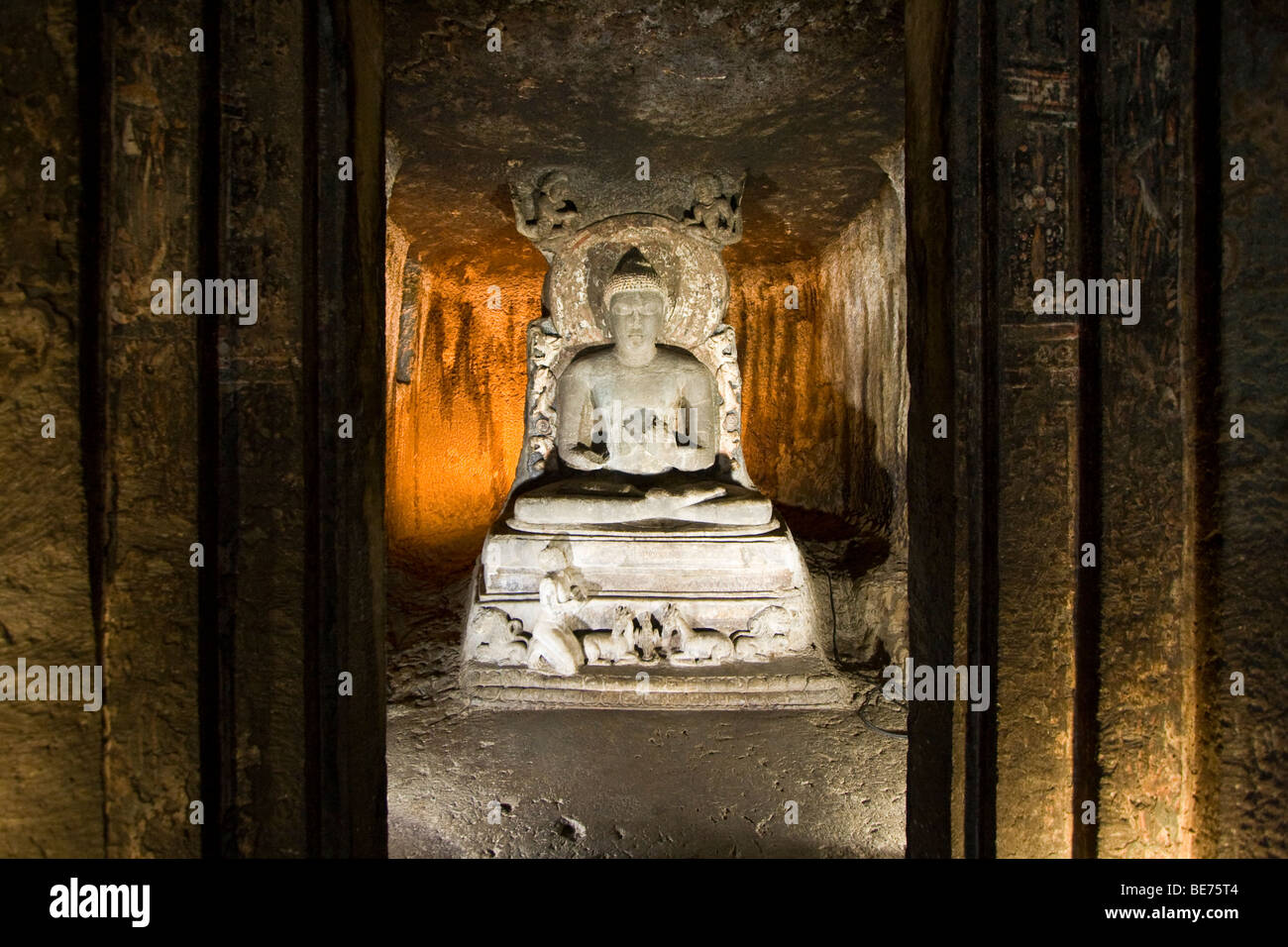 Sitzende Buddha-Statue in buddhistischen Höhle Nummer 12 in Ajanta in Indien Stockfoto