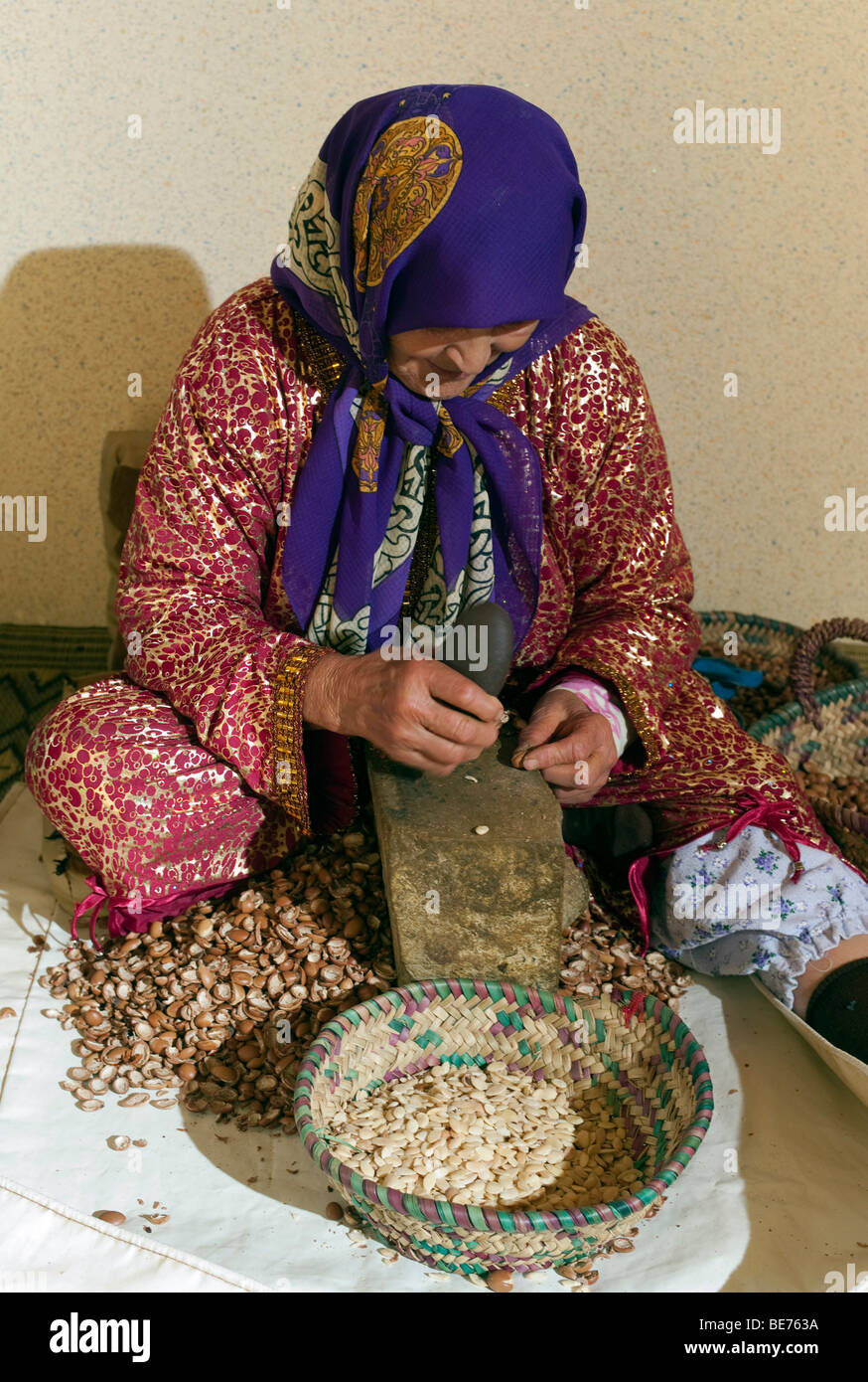 Produktion von Argan-Öl von marokkanischen Frauen, Marokko, Afrika Stockfoto