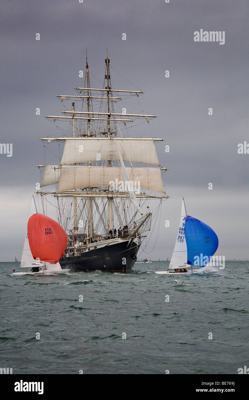 Spinnaker-Jolle Großsegler Entwicklung voraus Modernisierung manipuliert Segeln alte neue moderne große Fortschritte kleinen schnell langsamen Platz Stockfoto