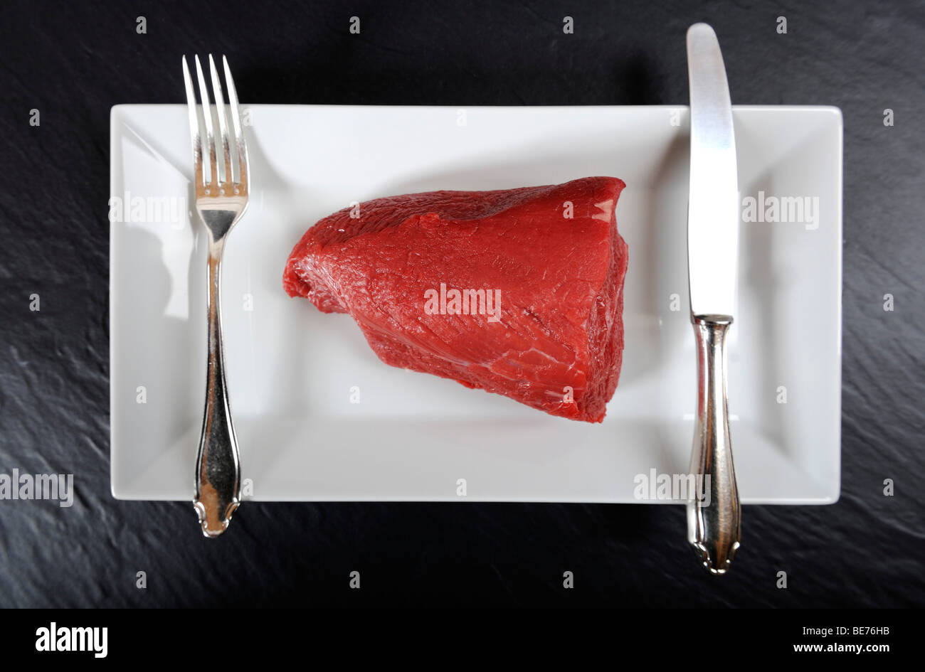Ein großes Stück rohes Rindfleisch auf dem Silbertablett serviert Stockfoto