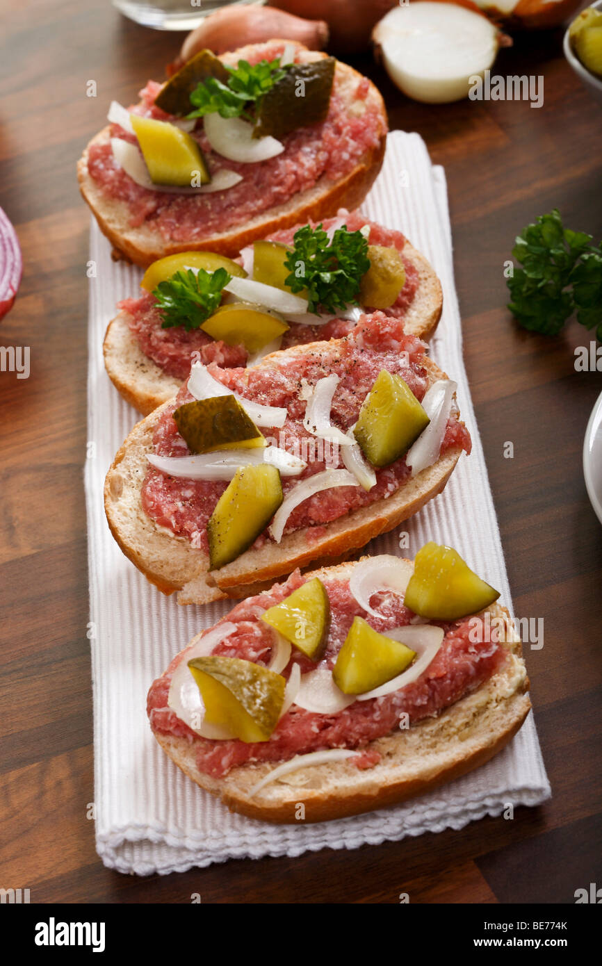 Rollen mit Tartar, Zwiebeln, Gurken und Petersilie Stockfoto