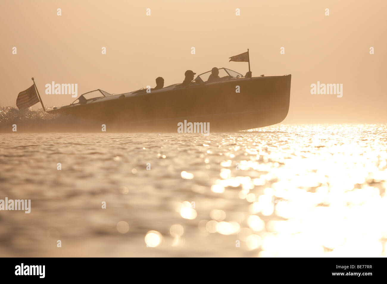 Einer antiken, hölzernen Boot Silhouette im Nebel und Sonne. Stockfoto