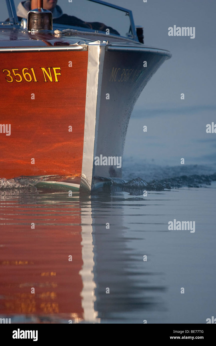 Der Bogen eines antiken Kreuzfahrten Holzboot als es bei niedriger Drehzahl. Stockfoto