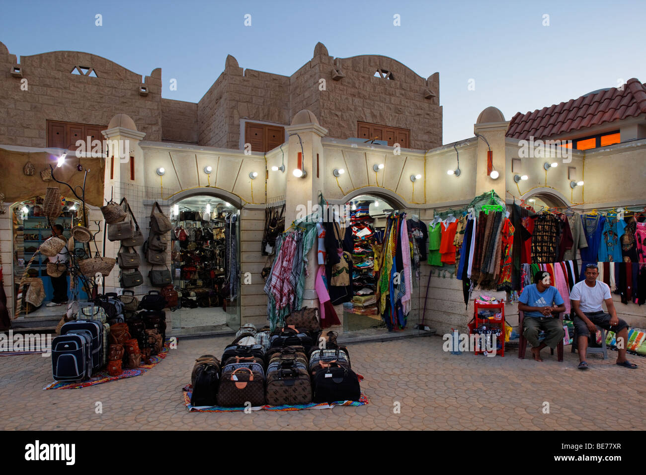 Souvenir-Shop, Souvenirs, Verkäufer, beleuchtet, Abend, Yussuf Afifi Road, Hurghada, Ägypten, Rotes Meer, Afrika Stockfoto