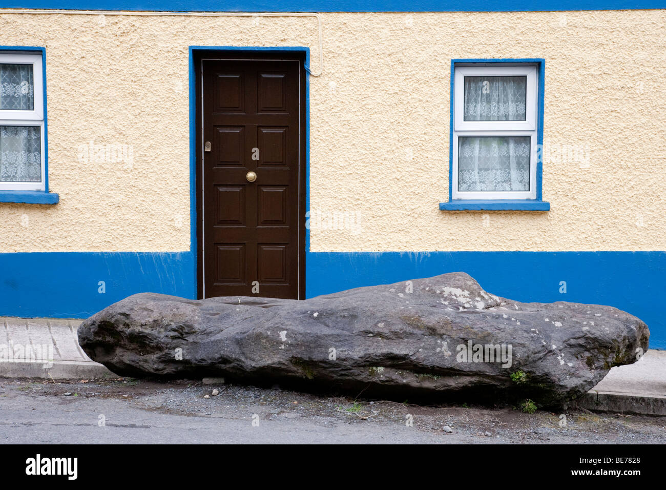 Haus mit großen Stein auf der Straße, Dingle, County Kerry, Irland Stockfoto