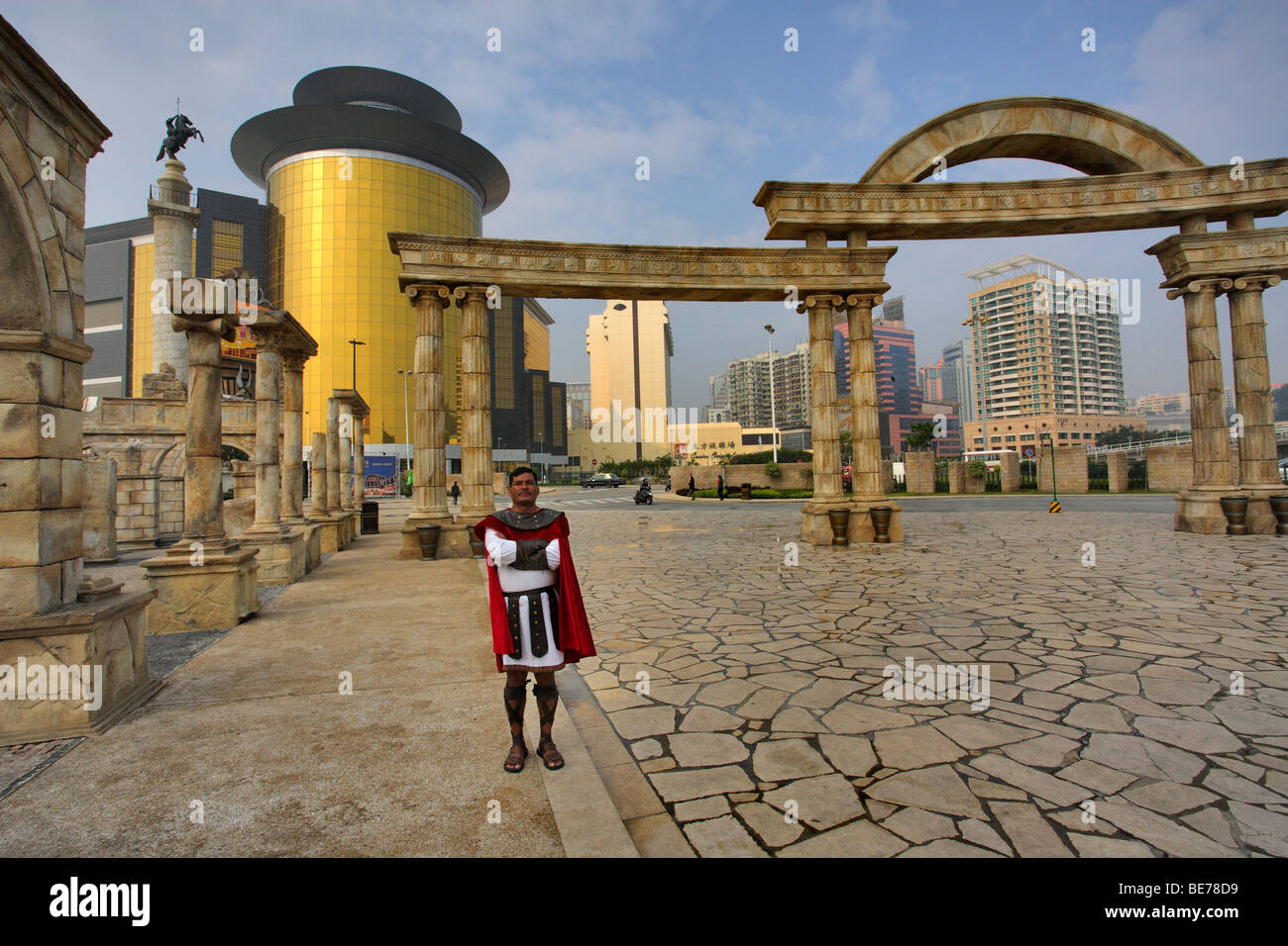 China, Macau, ein Prätorianer Garde das Tor zum Roman Amphitheatre im Ost trifft West-Bereich der Macaus Fishermans Wharf Stockfoto
