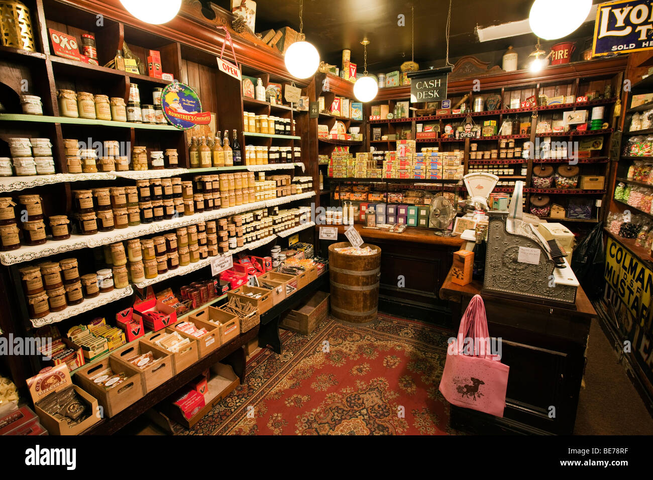 Großbritannien, England, Yorkshire, Haworth, Main Street, Rose und Co Apotheker Shop Interieur, alte altmodische Lebensmittelhändler Stockfoto