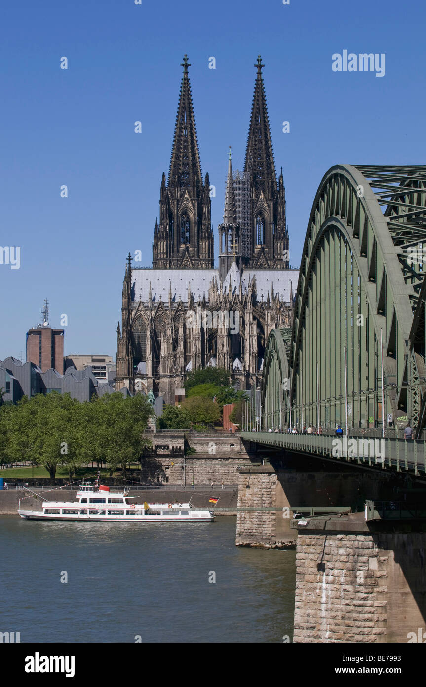 Kölner Dom, vor der Hohenzollern-Rheinbrücke und ein Schiff, Willi Ostermann von der KD Linie, Köln, NRW Stockfoto