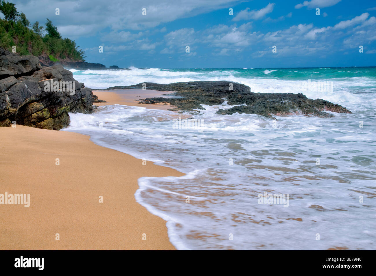 Wellen und Strand. Secret Beach, Kauai, Hawaii. Stockfoto