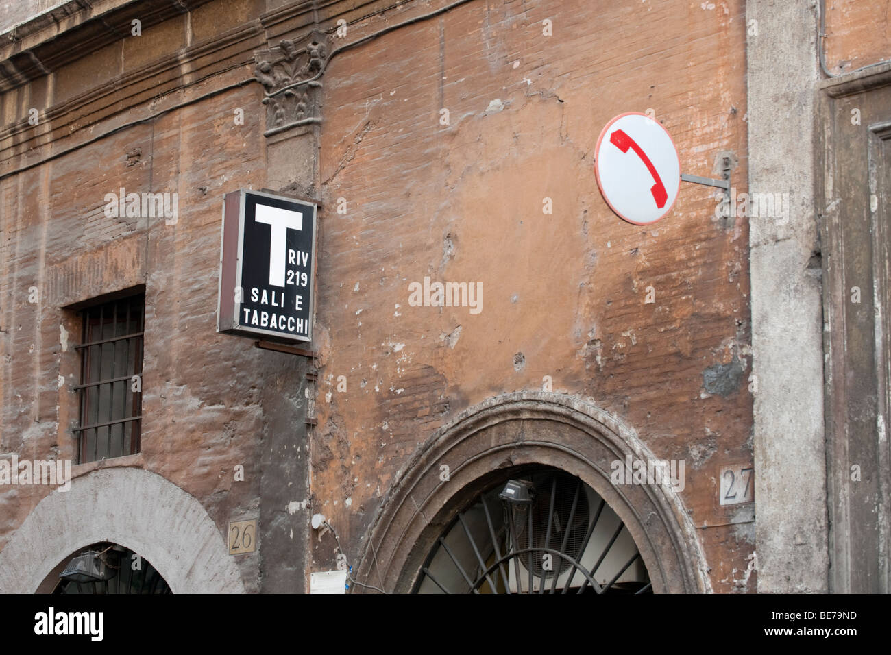 Italienische Sali e Tabacchi (Tabak- und Salz) Zeichen und ein öffentliches Telefon anmelden Via dei Coronari in Rom, Italien Stockfoto