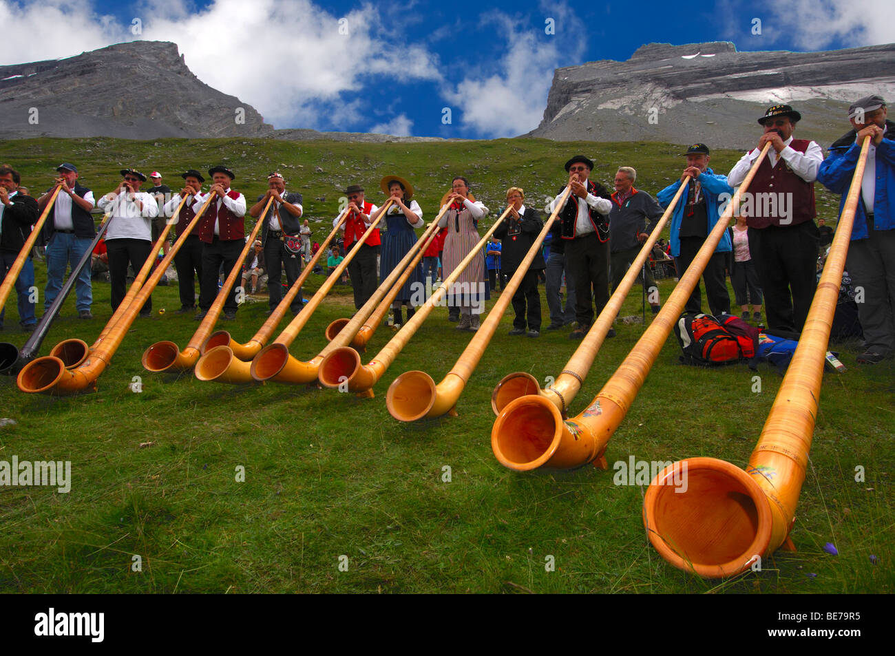 Alphorn-Gebläse auf dem Schäferfest auf der Gemmi, Leukerbad,  Leukerbad-Les-Bains, Wallis, Schweiz Stockfotografie - Alamy