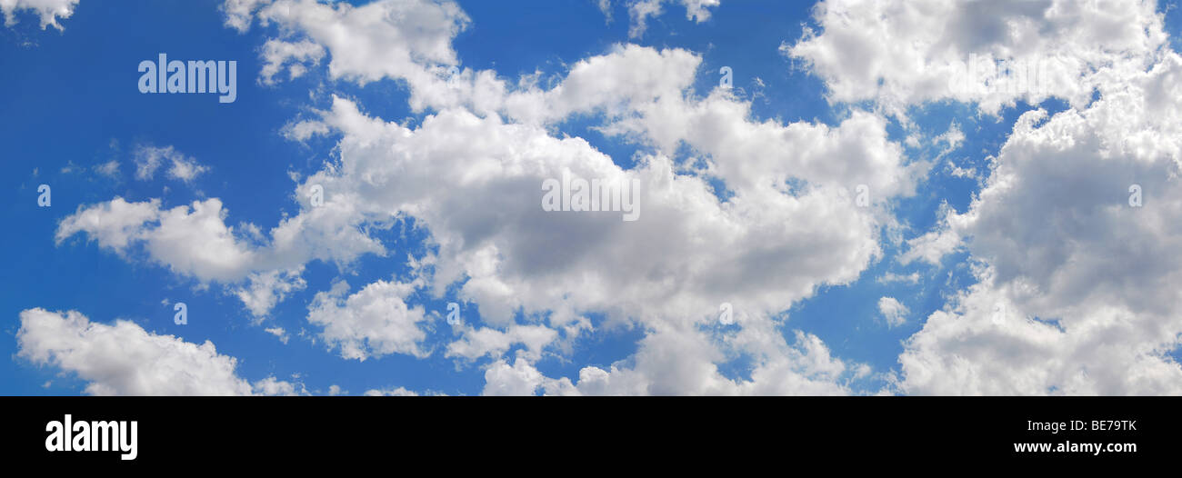 Blauer Himmel mit flauschigen Wolken im Sonnenschein am Tag, Panorama-Bild Stockfoto