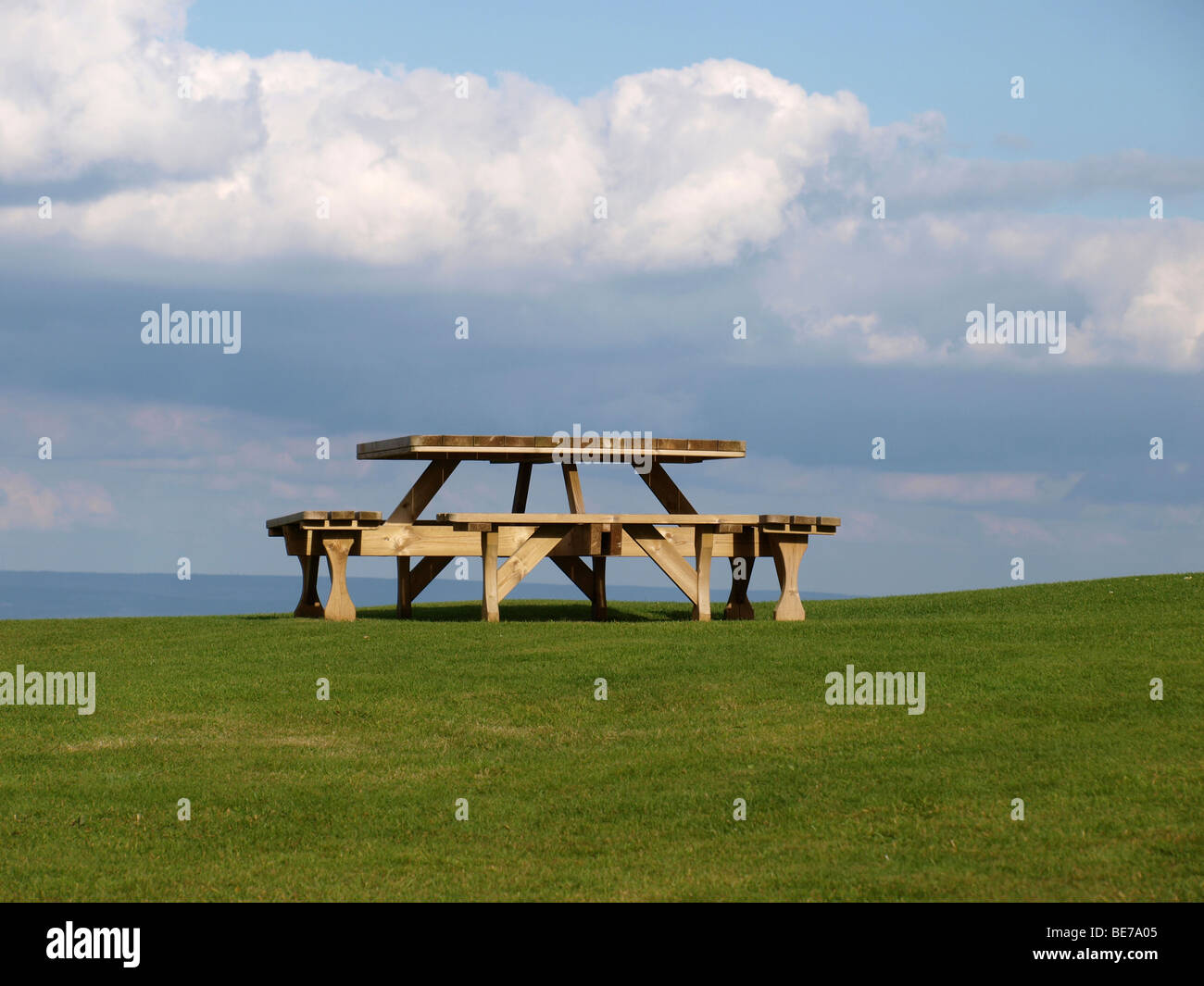 eine leere Bank Picknicktisch auf einem Hügel in Devon UK Stockfoto