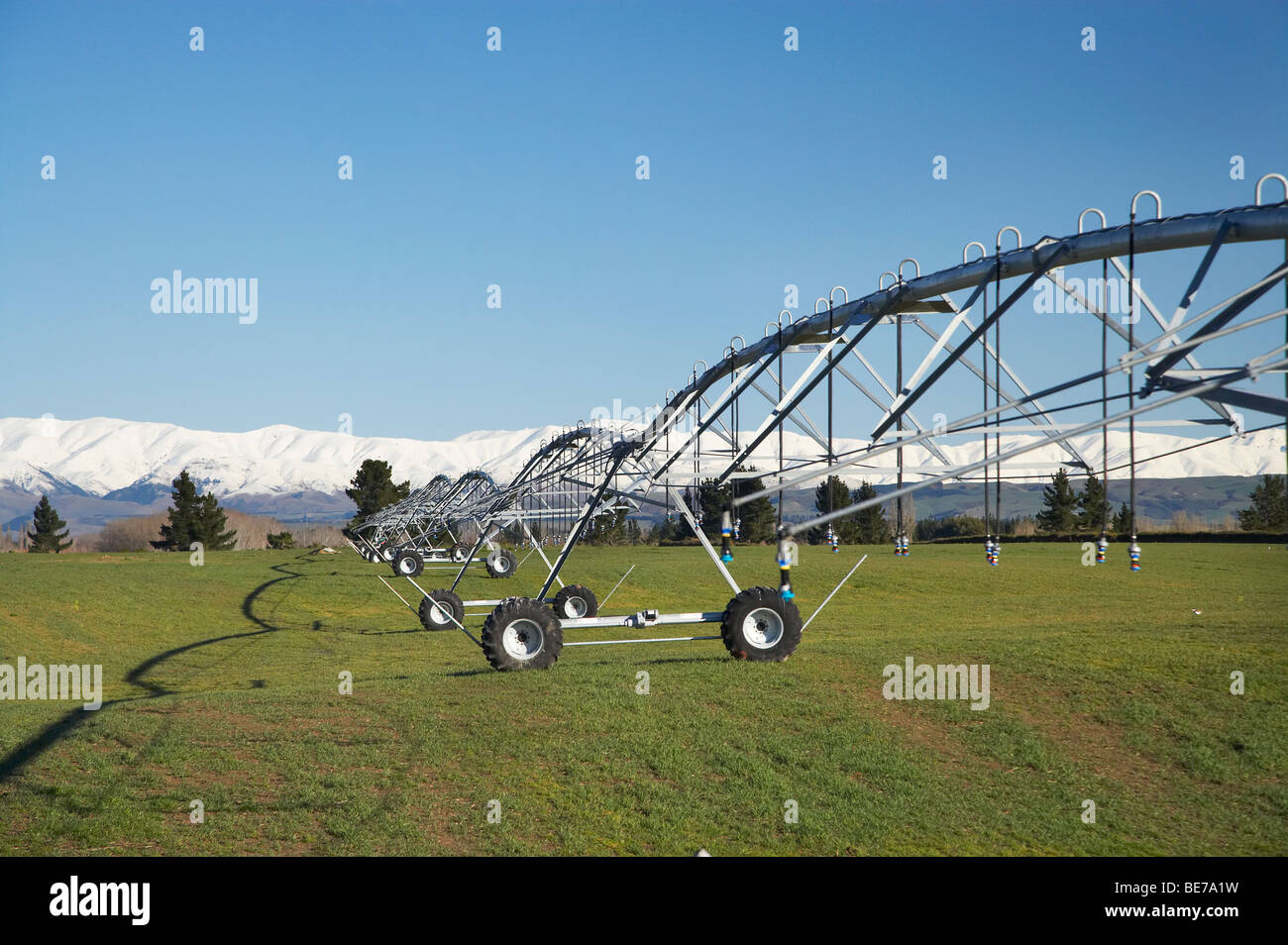 Center Pivot Bewässerung und Snowy Mountains in der Nähe von Point Pleasant, South Canterbury, Südinsel, Neuseeland Stockfoto