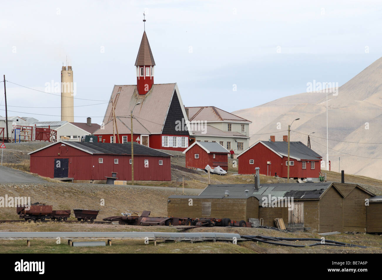 Longyearbyen, Kirche, Gebäuden und alten Kohle-Bergbau-Ausrüstung Stockfoto