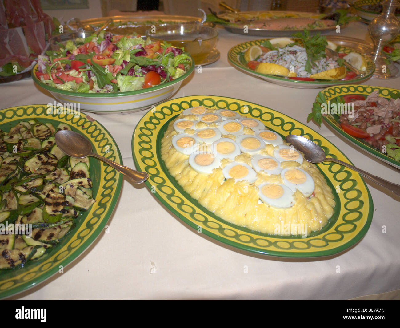 Buffet-Essen mit typisch italienischen Gerichten und Speisen auf italienische Keramik Geschirr angezeigt Stockfoto