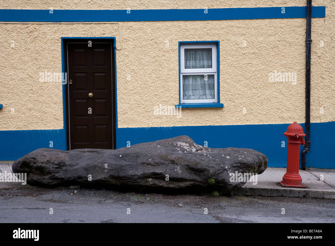 Haus mit großen Stein auf der Straße, Dingle, County Kerry, Irland Stockfoto