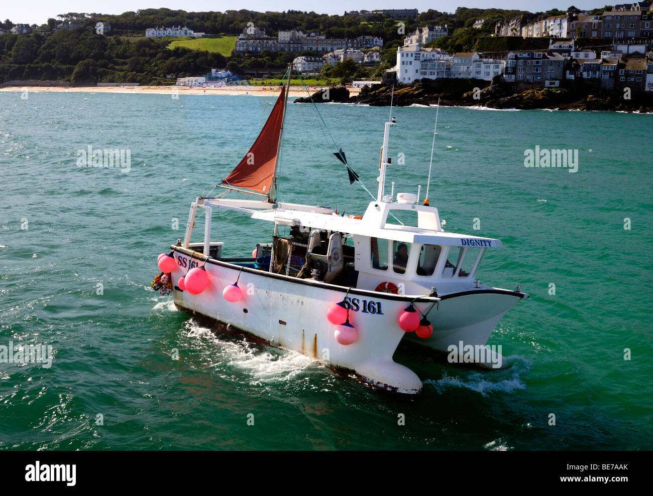 Ein kleines Fischerboot in einem Wellengang kommen in den Hafen Stockfoto