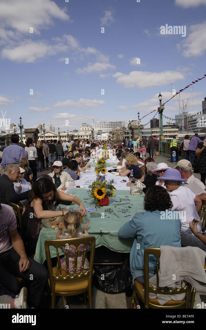 Fluss Themse Menschen genießen Ebbe sand Bankside im Sommer. Tourismus Londoner City Leben Erholung Southbank preservationb Stockfoto