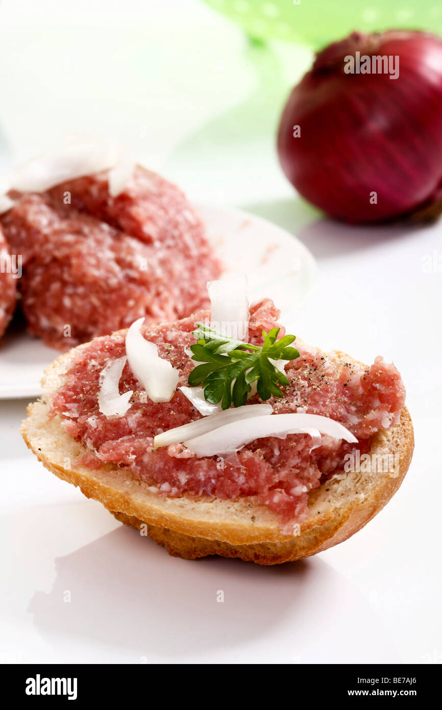 Brötchen mit Mett, Zwiebeln und Petersilie Stockfoto