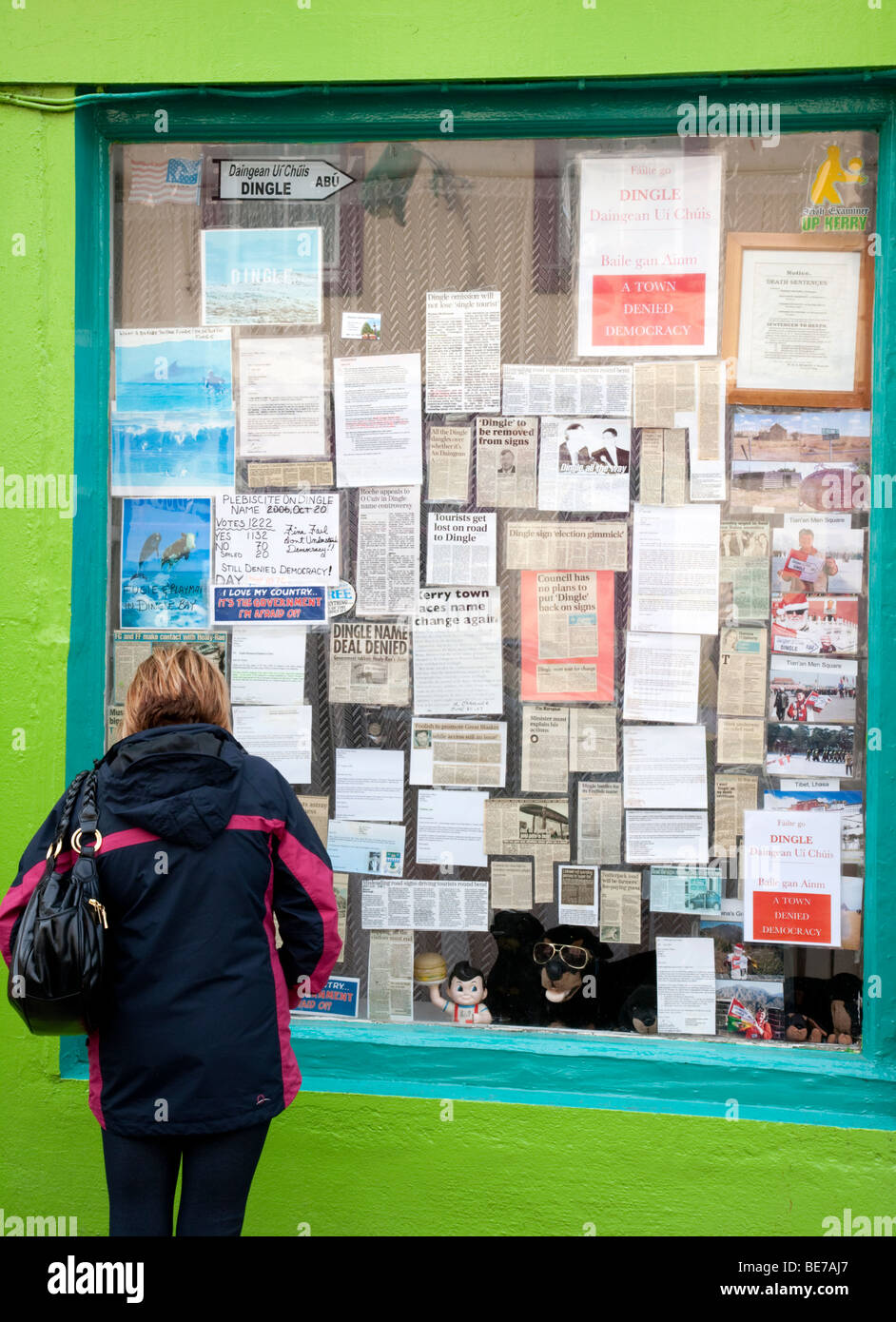 Frau liest Mitteilungen in einem Schaufenster Stockfoto