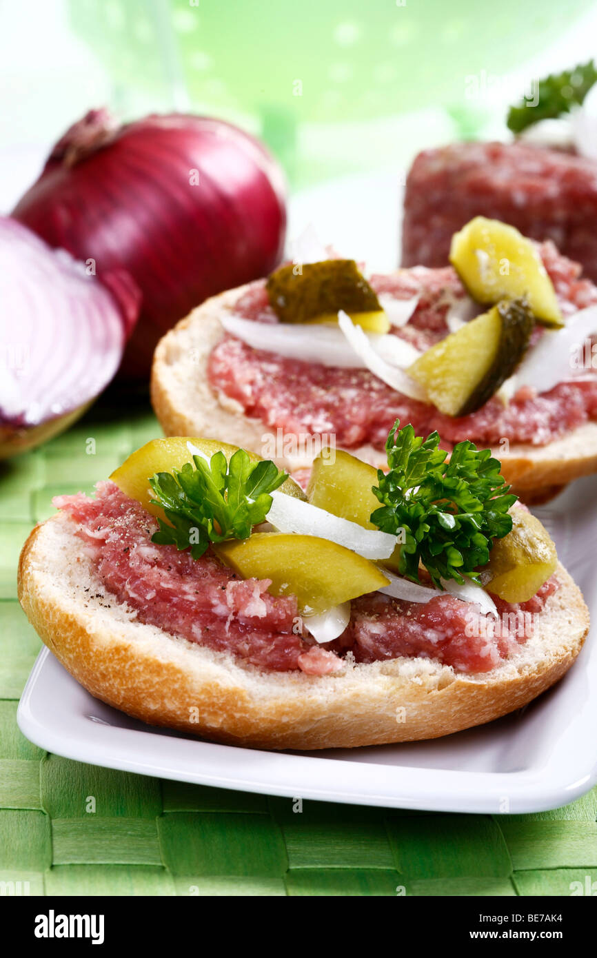 Brötchen mit Mett, Zwiebeln, Gurken und Petersilie Stockfoto