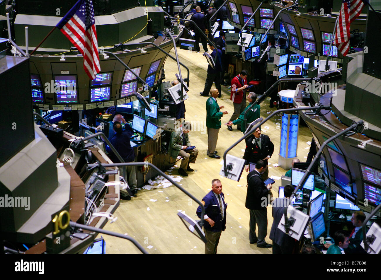 Gesamtansicht der Händler arbeiten auf dem Boden der New Yorker Börse in New York Stockfoto