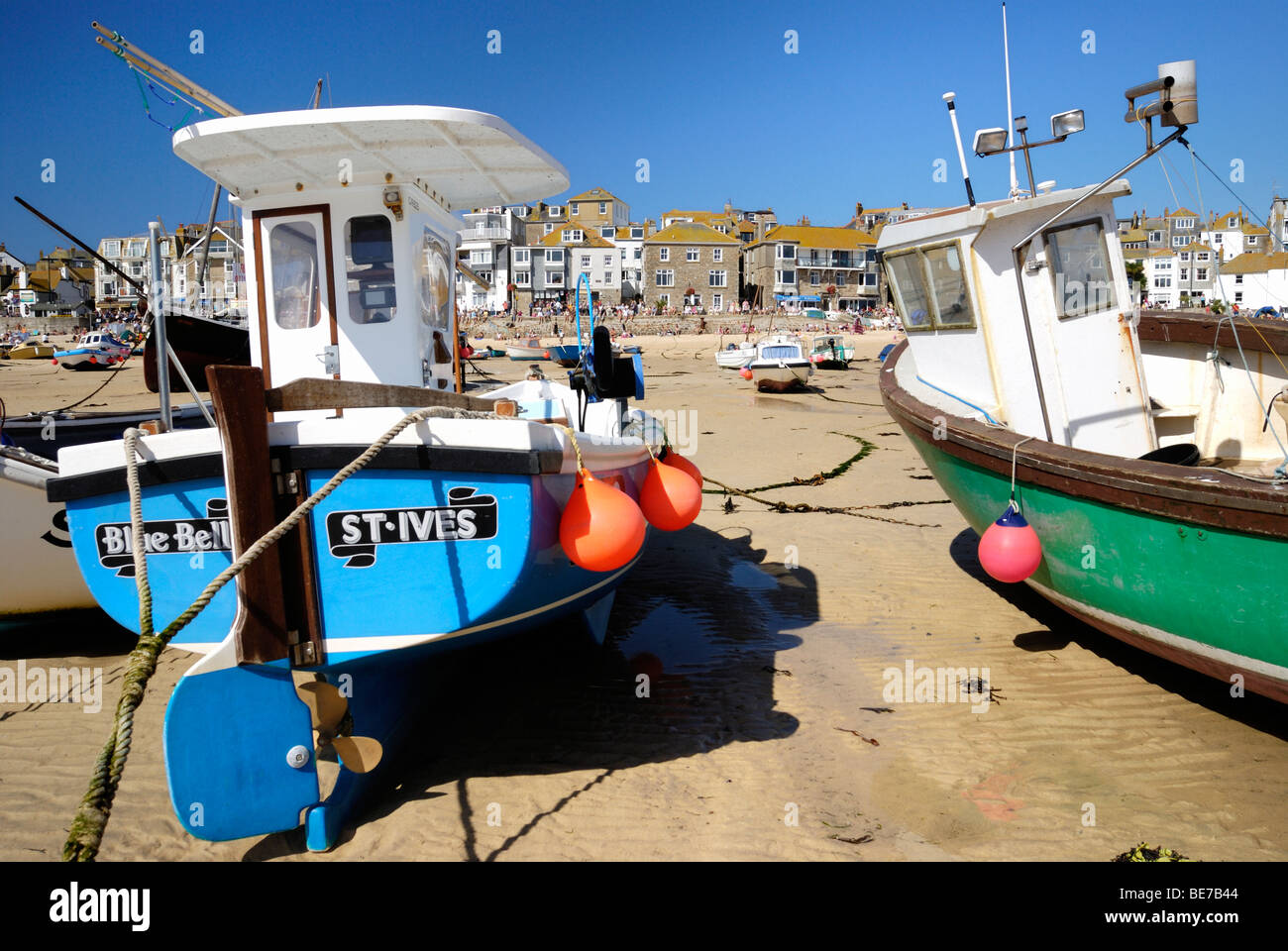Angelboote/Fischerboote gestrandet auf dem Sand in einem Hafen bei Ebbe Stockfoto