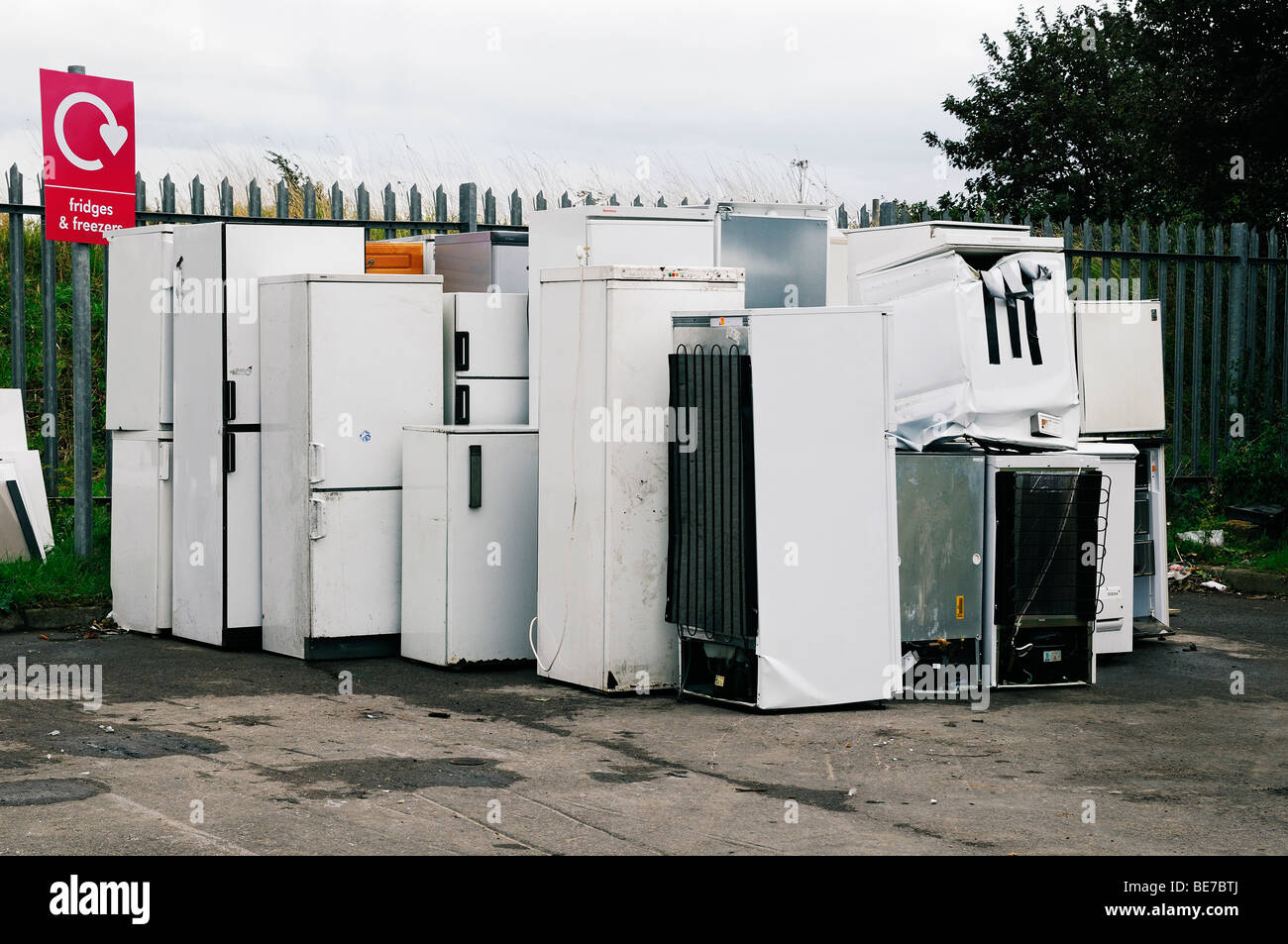 Gedumpten kühl- und Gefrierschränken zu einem Recyclingzentrum, Oxfordshire, Vereinigtes Königreich. Stockfoto