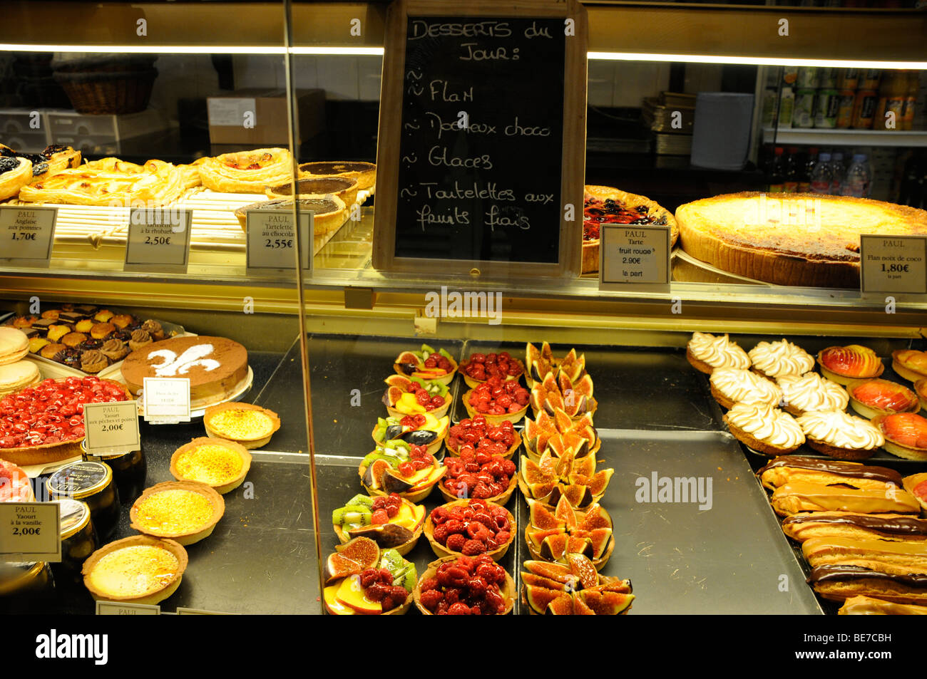 Auswahl an Gebäck in einer Konditorei, Pâtisserie, Pudding Kuchen, Torten, Frankreich Stockfoto