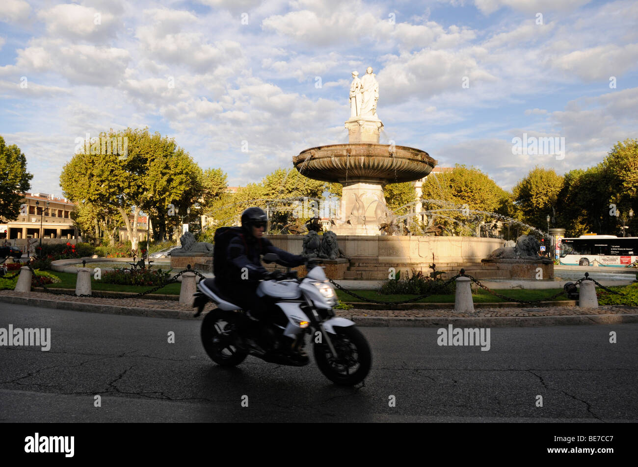 Motorrad umrundet einen Kreisverkehr - Brunnen auf dem Platz De La Rotunde Cours Mirabeau Aix-En-Provence-Frankreich Stockfoto