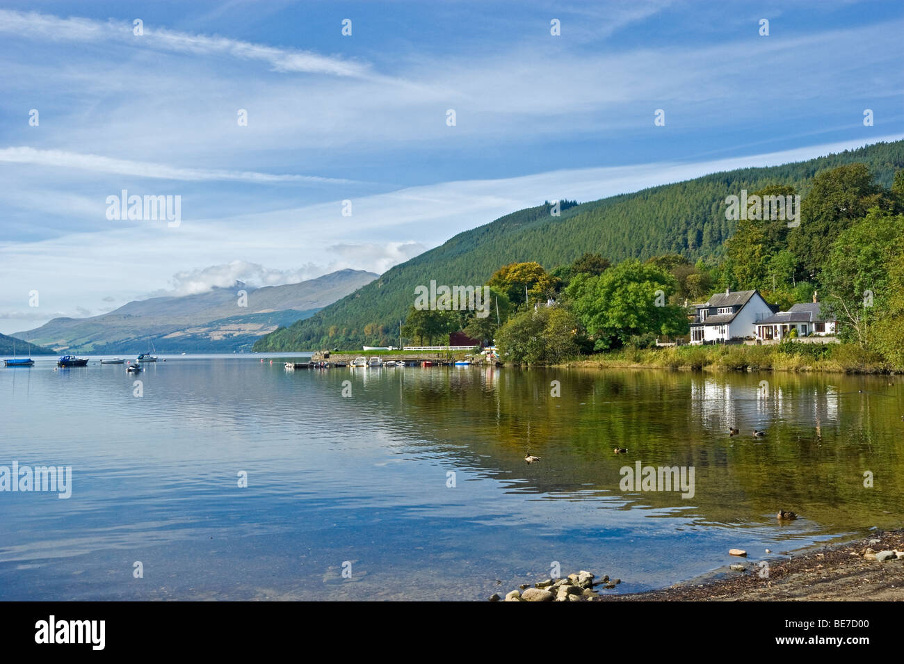 Die schottischen Dorf Kenmore auf den Fluss Tay angesehen vom östlichen Ende des Flusses mit Ben Lawers im Hintergrund. Stockfoto