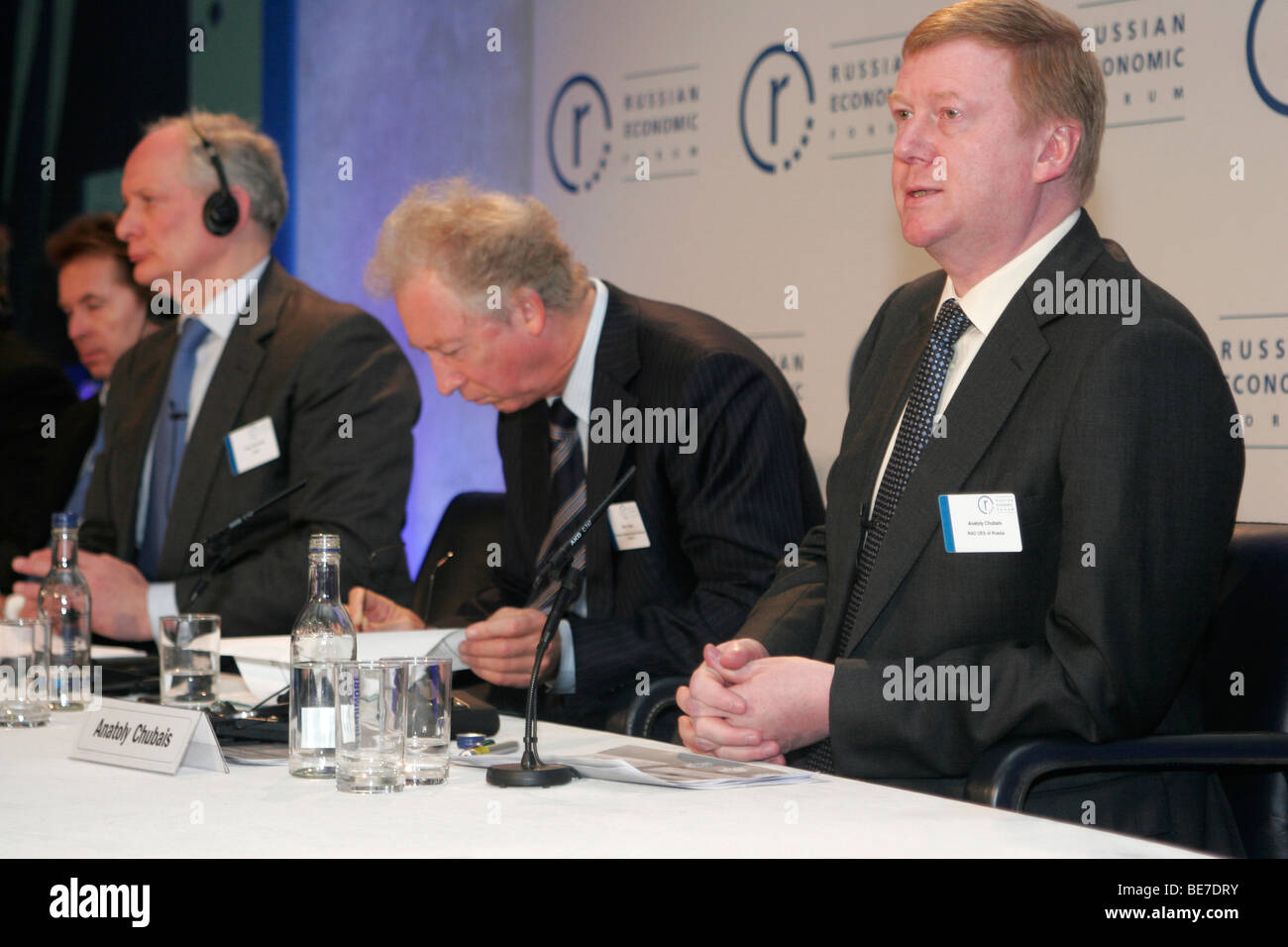 Der russische Markt Reformer, Leiter der Agentur RosNano Anatoli Tschubais von StPetersburg ehemalige RAO UES, die während einer Sitzung auf dem Russischen Wirtschaftsforum in London. Stockfoto