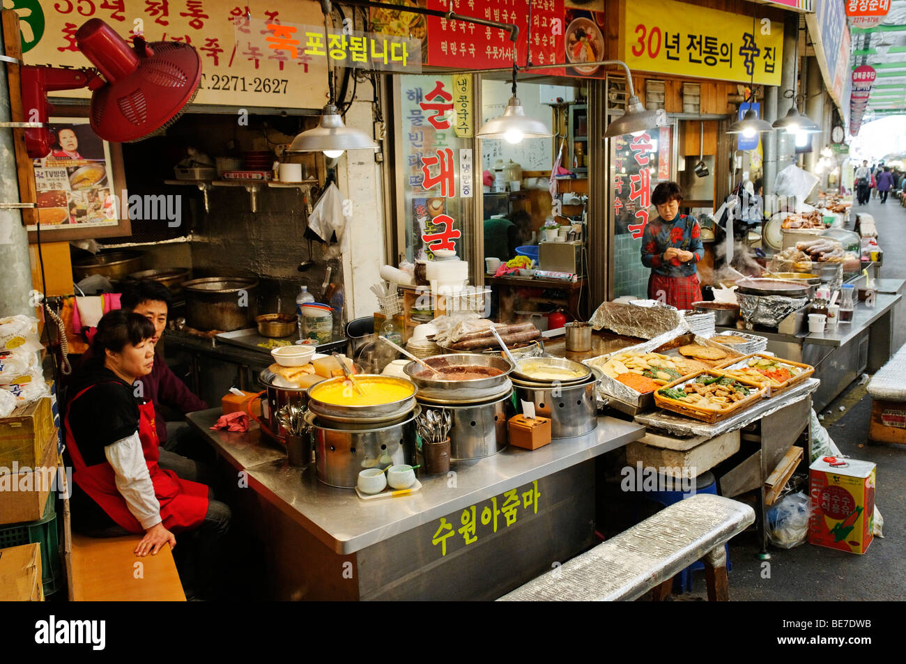 Koreanisches Essen, kleines Restaurant, Imbissstand auf einem Markt in Seoul, Südkorea, Asien Stockfoto