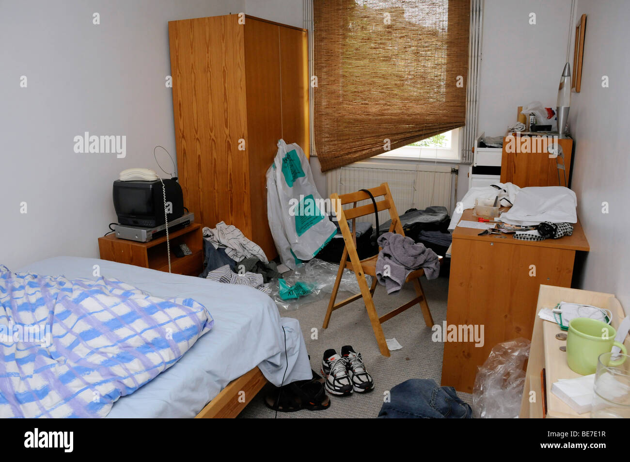 Unordentlich, unübersichtlich Schlafzimmer in Unordnung, chaotisch Bed jungen Zimmer Stockfoto