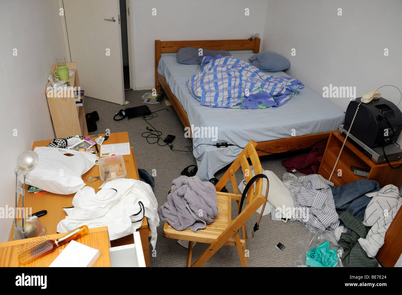 Unordentlich, unübersichtlich Schlafzimmer in Unordnung, chaotisch Bed