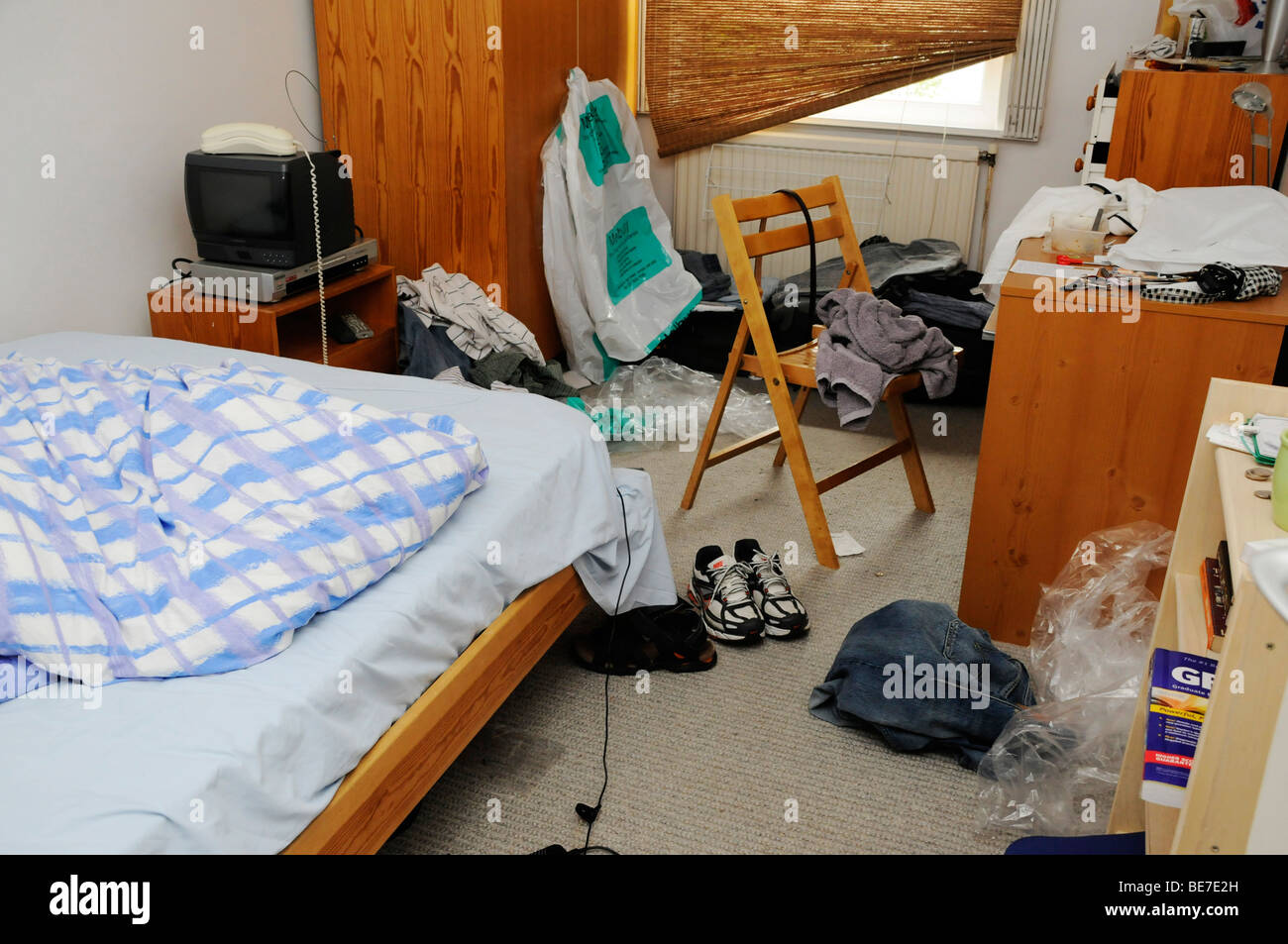 Unordentlich, unübersichtlich Schlafzimmer in Unordnung, chaotisch Bed  jungen Zimmer Stockfotografie - Alamy