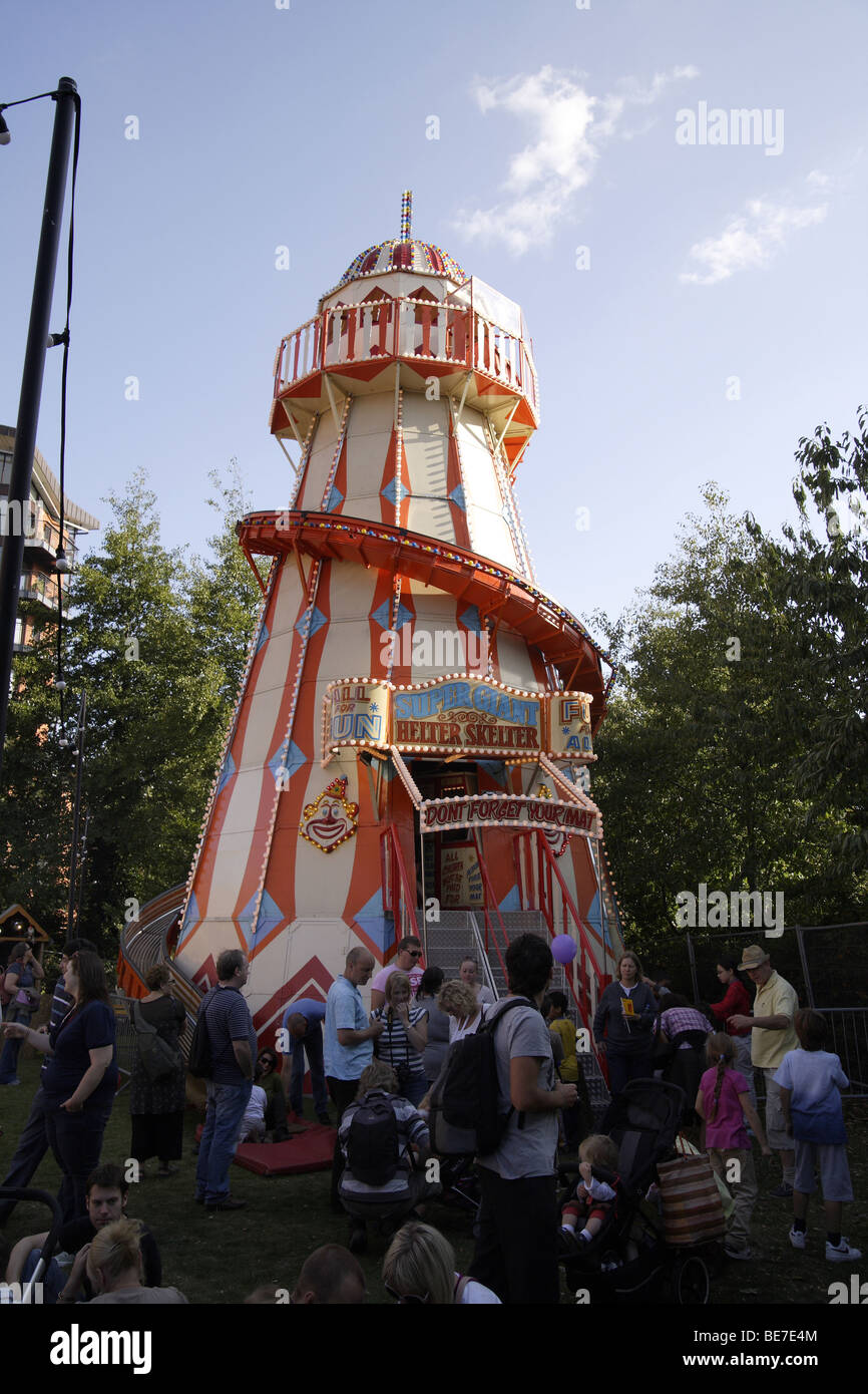 Helter Skelter, alten Messegelände Attraktion bunten Turm als eine Folie in einer Corksrew Weise verwendet Stockfoto