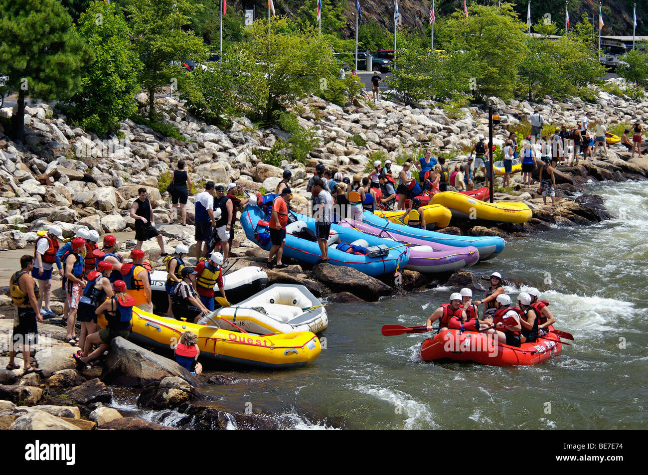 Flöße auf dem Ocoee River aufgereiht, wie Leute zu, Flöße und Kajaks beobachten verhandeln die Rapinds im Polk County, Tennessee Stockfoto